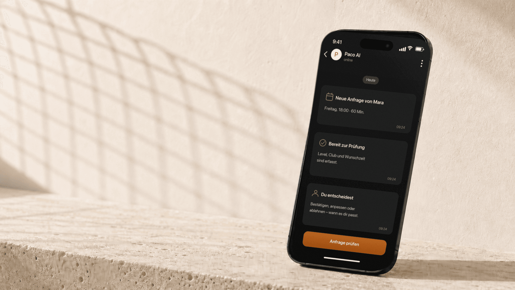 Realistischer Paco AI Nachrichtenverlauf auf einem iPhone am Padel-Court